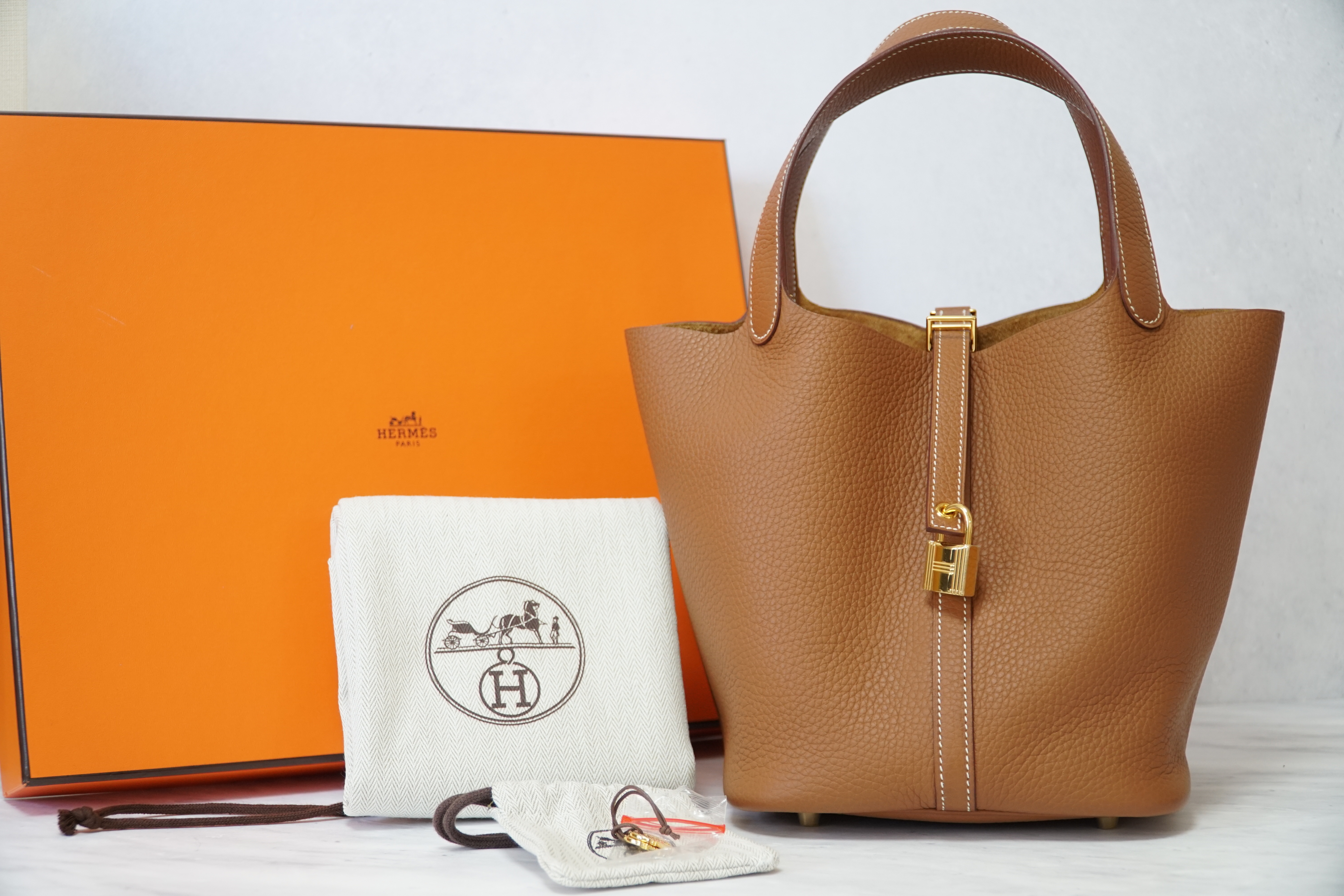 バッグと付属品を並べた商品確認用の写真